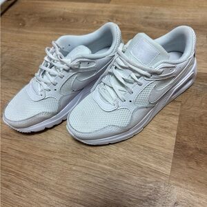 Women’s White Nike Air Sneakers size 6!